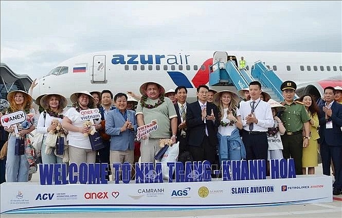 On March 17, 2025, flight ZF2577 operated by Azur Air LLC, departed from Irkutsk International Airport, Russia, and landed at Cam Ranh International Airport in Khanh Hoa province with 231 Russian tourists. (Photo: VNA)