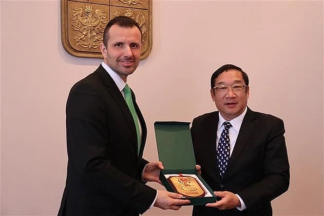 Vietnamese Deputy Minister of National Defence Sen. Lieut. Gen. Pham Hoai Nam (right) and Czech Deputy Minister of Defence Daniel Blazkovec at their meeting on March 19. (Photo: VNA)