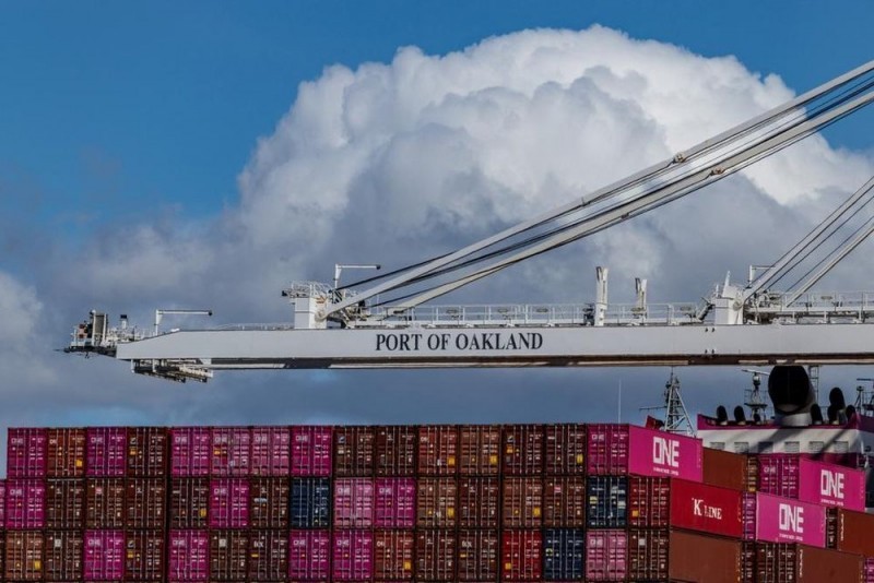    125 / 5.000 A cargo ship loaded with containers at the Port of Oakland, California amid trade tensions over increased US tariffs. (Photo: Reuters)