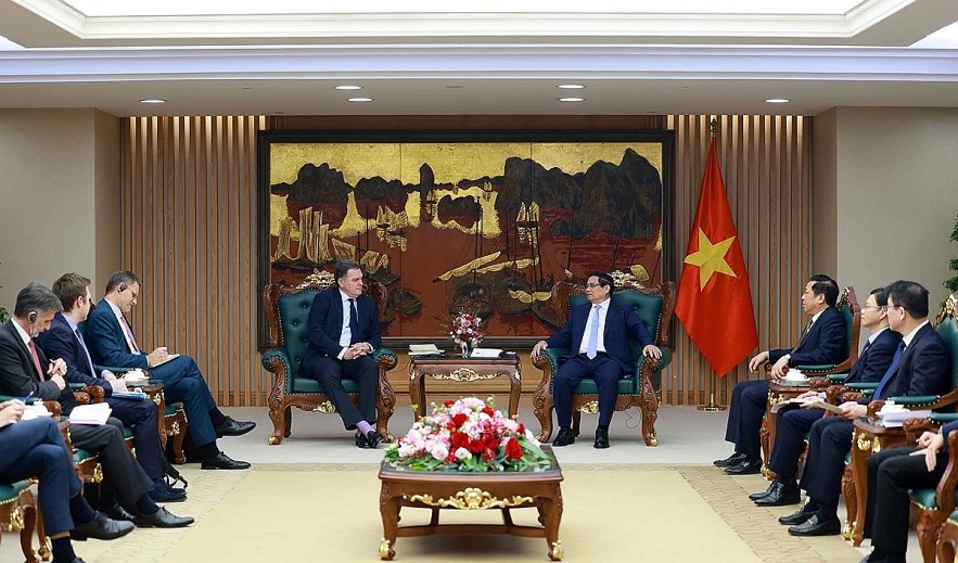 Vietnamese Prime Minister Pham Minh Chinh receives French Transport Minister Philippe Tabarot in Hanoi on March 21. (Photo: VGP)