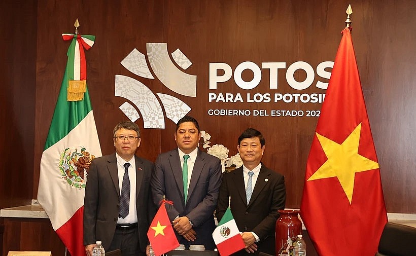 From the left: Vietnamese Ambassador Nguyen Van Hai, Governor of San Luis Potosí state Ricardo Gallardo Cardona, and Chairman of the Binh Duong provincial People’s Committee Vo Van Minh (Photo: VNA)