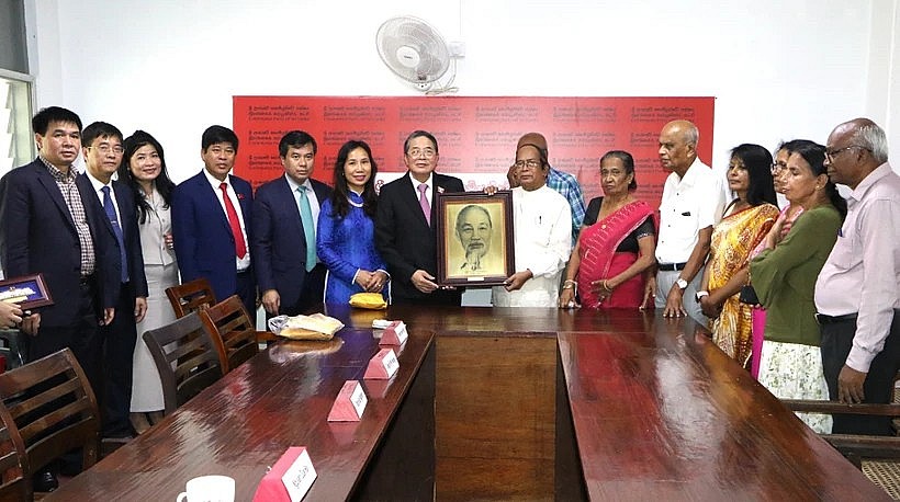 Vice Chairman of the National Assembly Nguyen Duc Hai presents a portrait of President Ho Chi Minh to the Communist Party of Sri Lanka. (Photo: VNA)