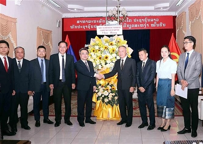 Permanent Deputy Secretary of the Ho Chi Minh City Party Committee Nguyen Thanh Nghi (fifth from left) congratulates Lao Consul General in the city Phonesy Bounmixay on the 70th founding anniversary of the Lao People's Revolutionary Party (March 22, 1955 - 2025). (Photo: VNA)