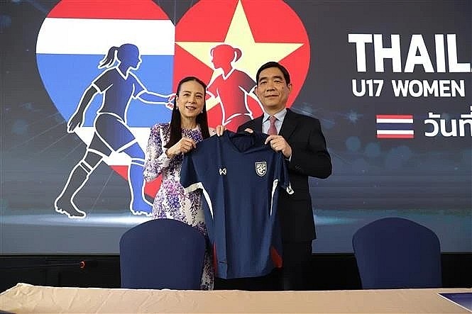 President of the Football Association of Thailand Nualphan Lamsam (left) and Vietnamese Ambassador to Thailand Pham Viet Hung at the press conference. (Photo: VNA)