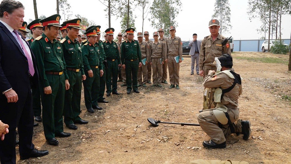 Delegates participnating the ceremony observe a demonstration of preparatory procedures before conducting bomb and mine clearance operations. (Photo: 