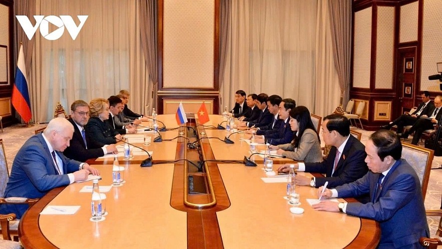 Tran Thanh Man, chairman of the Vietnamese National Assembly, and Valentina Ivanovna Matvienko, speaker of the Federation Council of the Federal Assembly of the Russian Federation, discuss measures to strengthen cooperation between the two countries, including between the two legislatures.