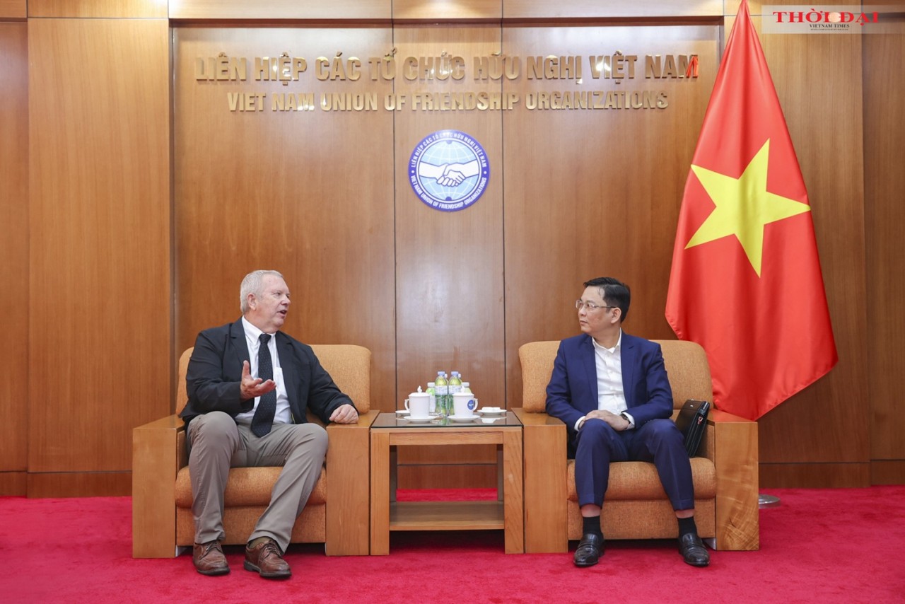 Viet Nam Union of Friendship Organizations Receives Relatives of Former US Pilot