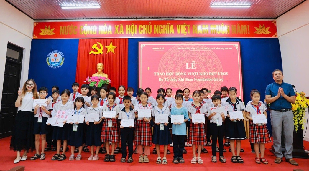 Scholarships Gift to over 600 Disadvantaged Students in Hue City