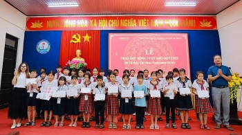 Scholarships Gift to over 600 Disadvantaged Students in Hue City