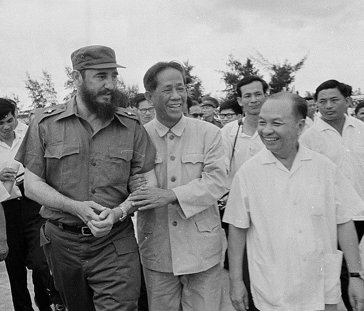 General Secretary Le Duan welcomes the delegation of the Cuban Party and Government led by President Fidel Castro during their visit to Vietnam on September 12, 1973. (Photo: VNA)