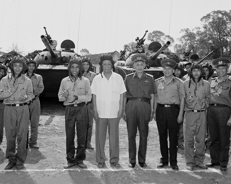 On April 24, 1980, General Secretary Le Duan visits Tank Brigade 202, the unit that captured the General Staff Headquarters of the Saigon regime on April 30, 1975. (Photo: VNA)
