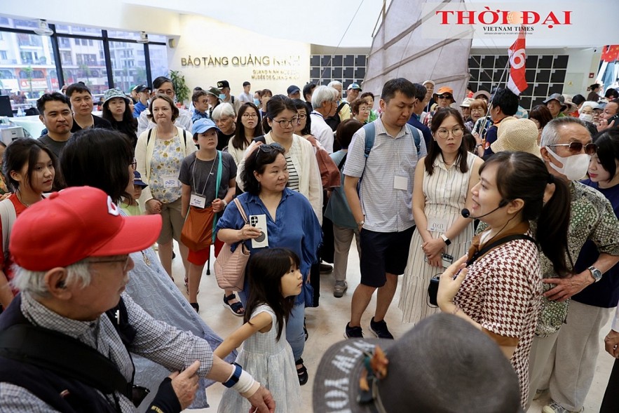 [Photo] Peace Boat delegates immersed in Quang Ninh's Hues