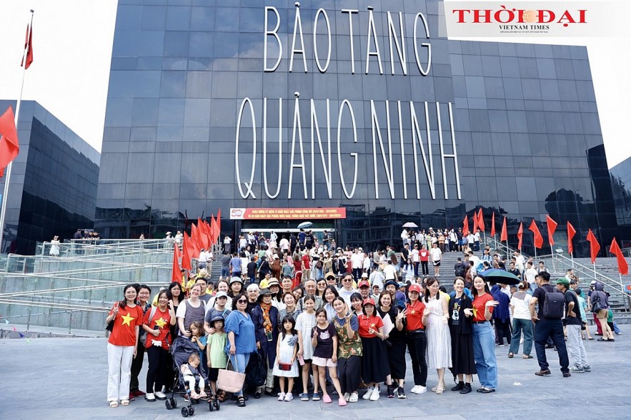 [Photo] Peace Boat delegates immersed in Quang Ninh's Hues