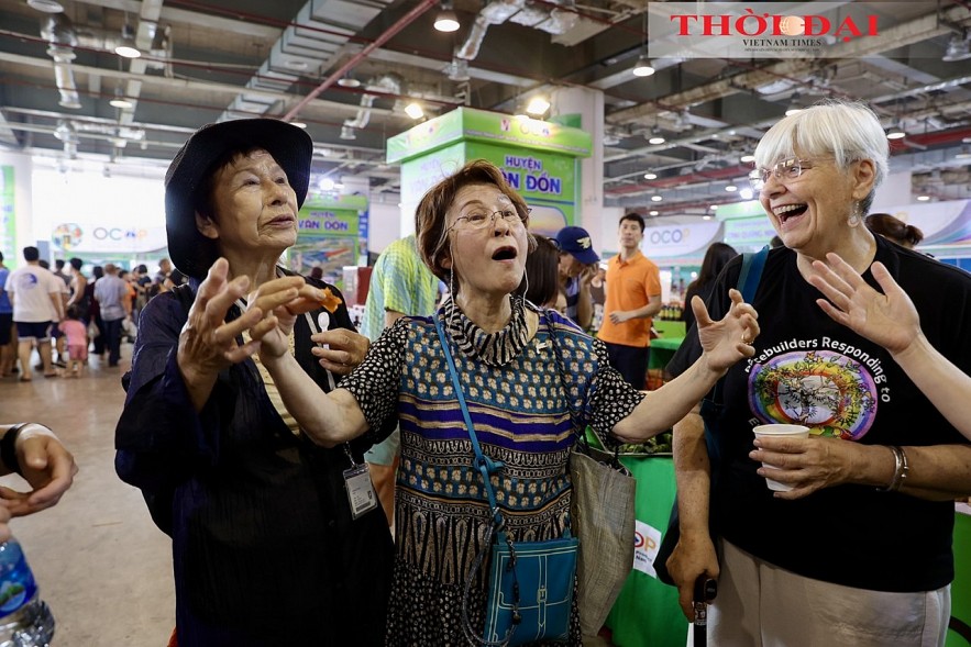 [Photo] Peace Boat delegates immersed in Quang Ninh's Hues