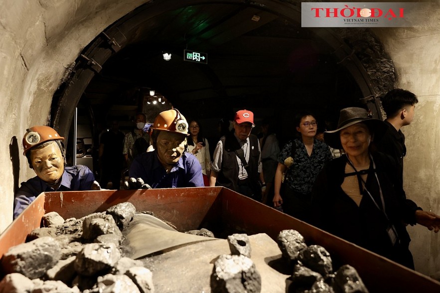 [Photo] Peace Boat delegates immersed in Quang Ninh's Hues