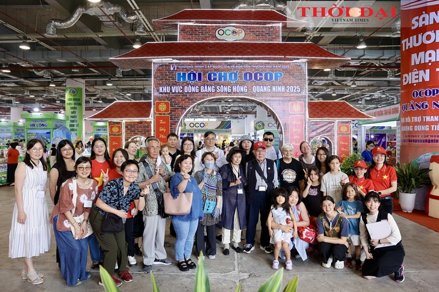 [Photo] Peace Boat delegates immersed in Quang Ninh's Hues