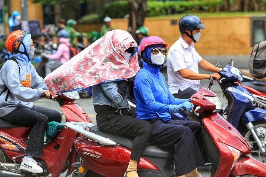 A low-pressure heat zone from the west is expanding, causing a new heatwave across the Northern and Central regions. A low-pressure heat zone from the west is expanding, causing a new heatwave across the Northern and Central regions.