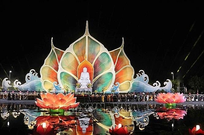 A view of the May 6 candle-lighting ritual praying for world peace, as part of the UN Day of Vesak 2025 celebrations in HCM City. (Photo: VNA)