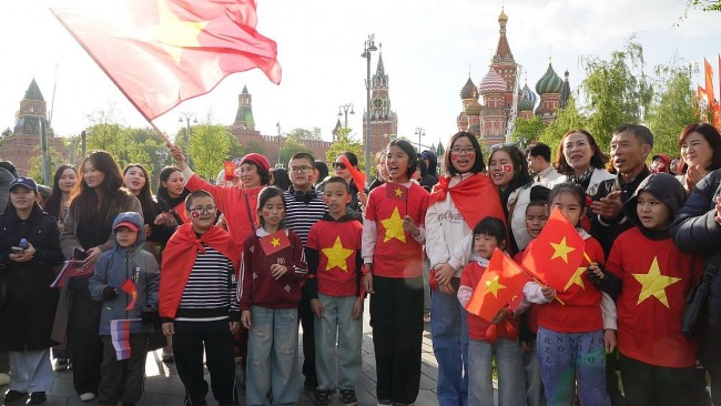 Overseas Vietnamese in Russia Welcome Vietnam People's Army Delegation at Red Square