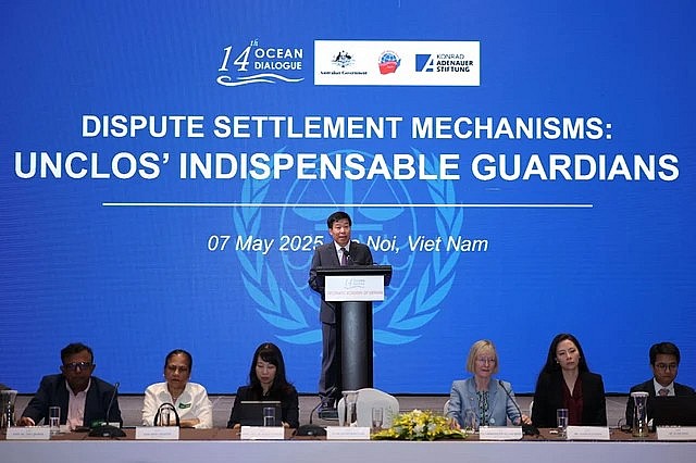 Delegates to the 14th Ocean Dialogue pose for a photo. (Photo: VNA)