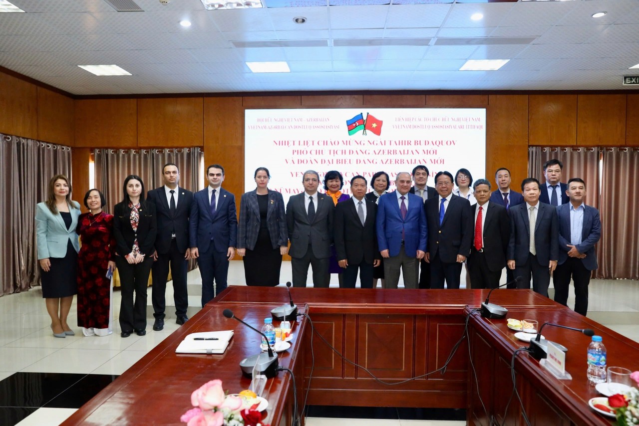Dr. Nghiem Vu Khai (front row, fourth from the right) participated in a meeting with Tahir Budagov, Vice Chairman of the New Azerbaijan Party, during his working session with the Vietnam-Azerbaijan Friendship Association on November 22, 2023, in Hanoi. (Photo: Dinh Hoa)