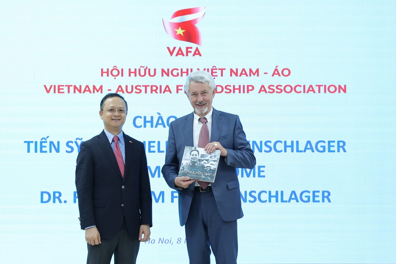 Vice President of the Vietnam–Austria Friendship Association Nguyễn Đỗ Tùng Cương presents a commemorative gift to Dr. Friedhelm Frischenschlager. (Photo: Đinh Hòa)