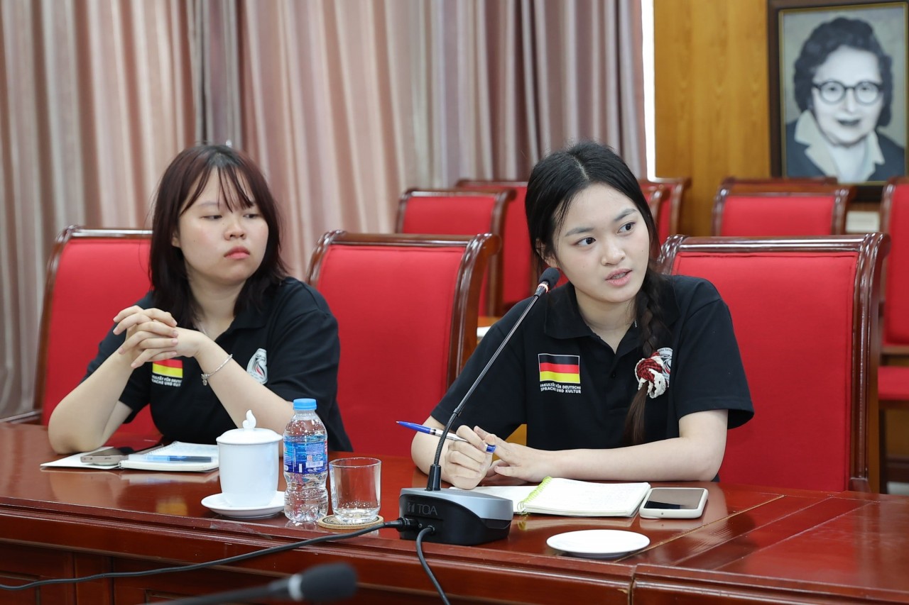 Students from the University of Languages and International Studies, Vietnam National University, Hanoi, actively engaged in discussions, posing questions about opportunities to study, work, and experience Austrian culture. (Photo: Đinh Hòa)