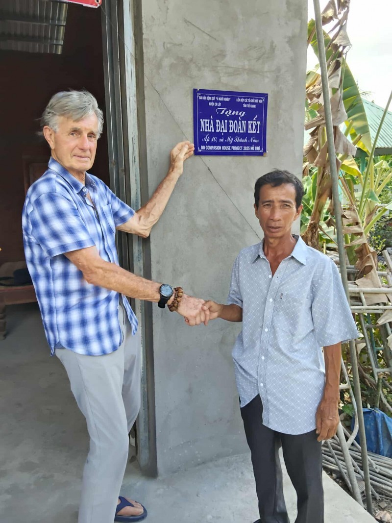 Mr. John Donovan presents a Great Solidarity House to a resident of Lai Cậy District, Tien Giang. (Photo: Tien Giang Union of Friendship Organizations)