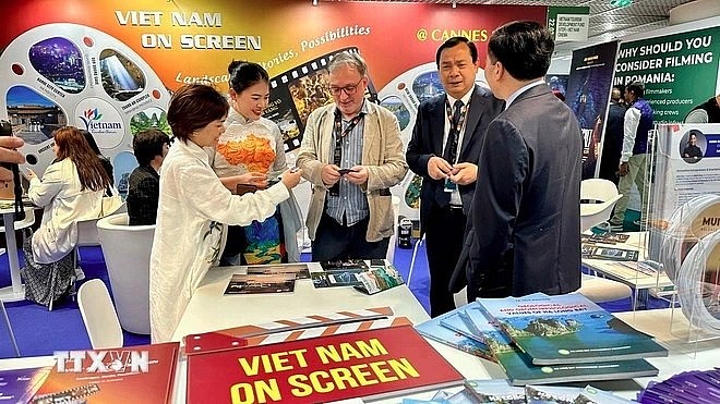 Nguyen Trung Khanh, Director General of the Vietnam National Authority of Tourism, introduces Vietnam’s scenic landscapes and filming potential to international partners.