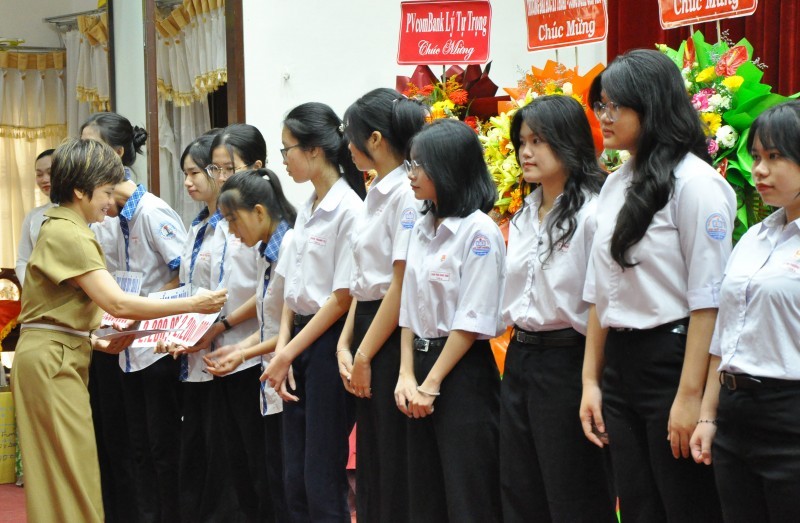  Asia Foundation representative awards scholarships to disadvantaged girls in Can Tho. (Photo: Ha Vy)