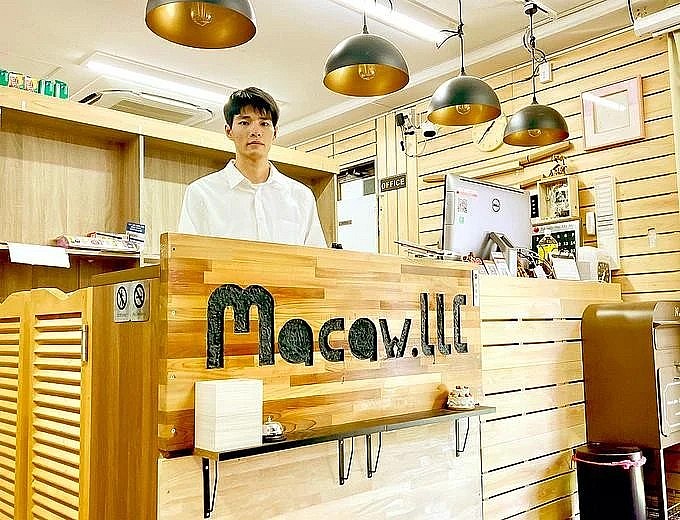Ngo Ngoc Khanh, owner of the Macaw bookstore (Photo: I LOVE VIETNAM) Ngo Ngoc Khanh, owner of the Macaw bookstore (Photo: I LOVE VIETNAM)