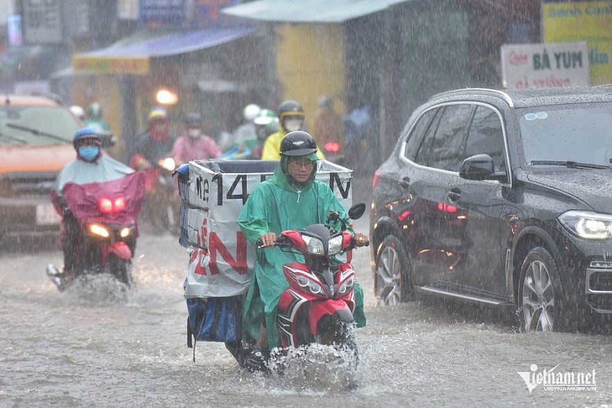 Heavy rains in northern Vietnam raise flooding risks in low-lying areas. Photo: Le Quan