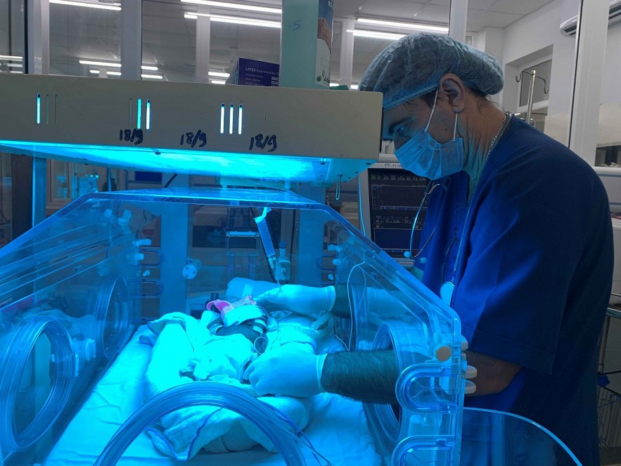 Giám đốc Sở Y tế tỉnh Quảng Ngãi tặng giấy khen cho bác sĩ Jorge Luis Diaz Puebla vì đã có thành tích trong công tác hỗ trợ khám, chữa bệnh và đào tạo, chuyển giao kỹ thuật cho bệnh viện. (Ảnh: Báo Quảng Ngãi) 