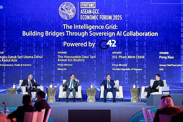 Prime Minister Pham Minh Chinh (2nd from R) at the high-level discussion session of ASEAN-GCC Economic Forum 2025, themed The Intelligence Grid: Building bridges through sovereign AI collaboration.
