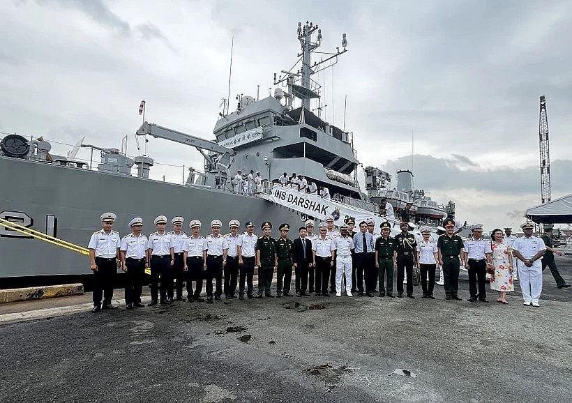 Crew members of the Indian Navy's ship INS Darshak and representatives of the High Command of the Vietnam People's Navy, the HCM City Department of External Relations, and the Vietnamese Ministry of National Defence pose for a group photo. (Photo: VNA)
