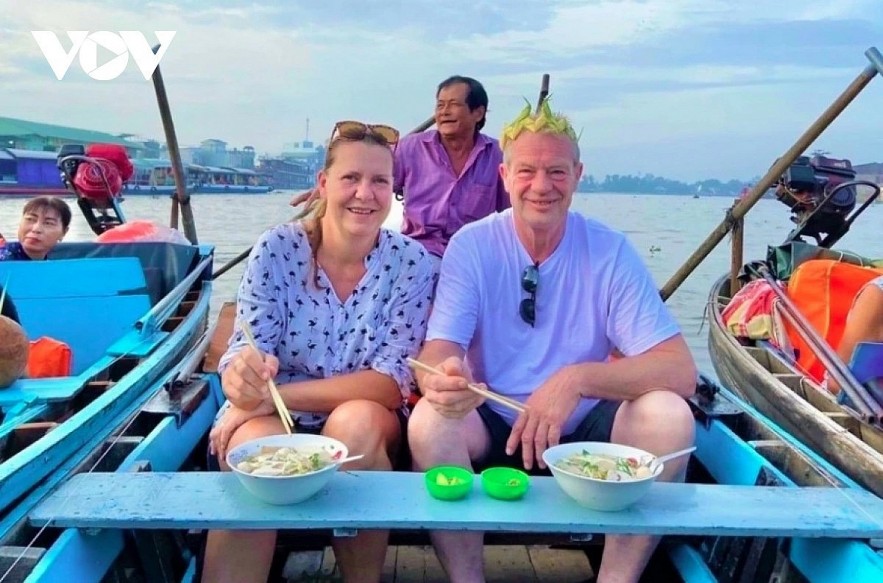 Cai Rang floating market is a favourite destination among foreign tourists during their trip to Vietnam.