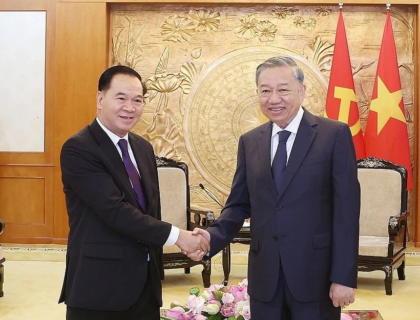 Party General Secretary To Lam (R) and Thongsalith Mangnomek, Secretary of the LPRP Central Committee and Chairman of the LPRP Central Committee's Office at their meeting in Hanoi on May 30. (Photo: VNA)