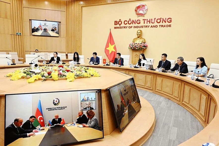 Minister of Industry and Trade Nguyen Hong Dien and other Vietnamese trade officials during an online working session with Azerbaijan’s Minister of Energy Parviz Shakhbazov on May 29. (Photo: MOIT)
