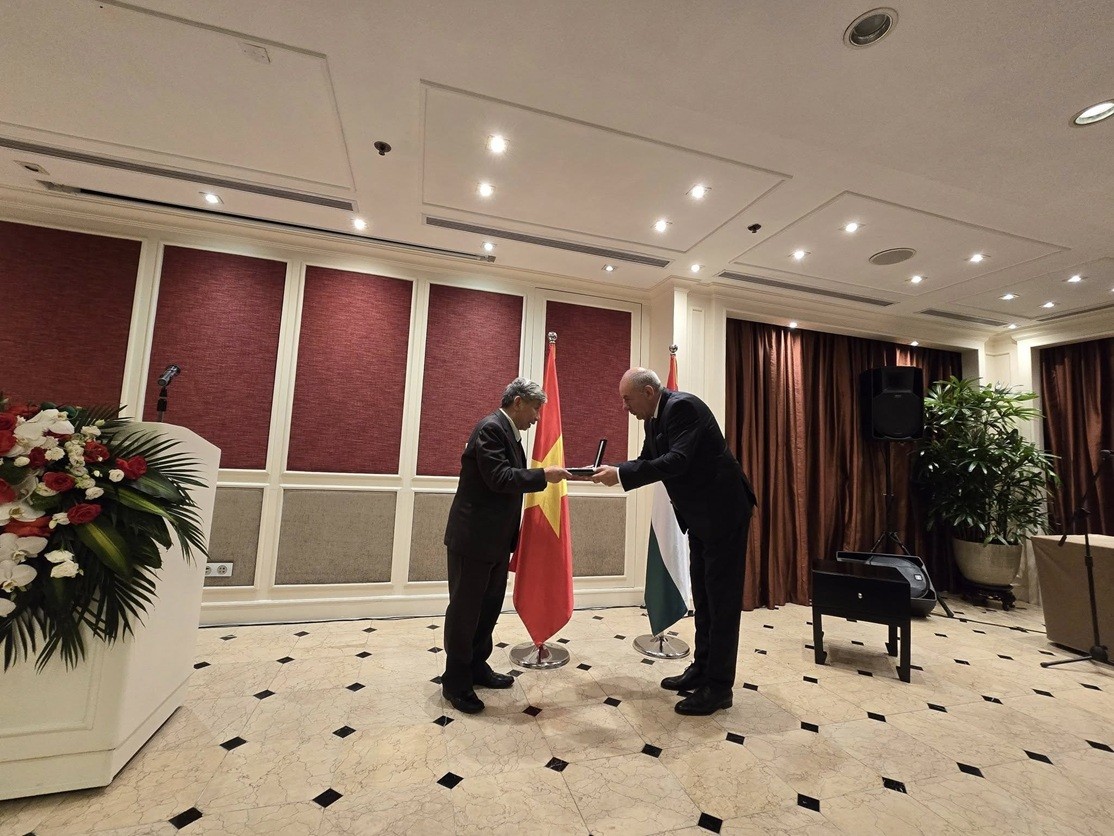 Dr. Vu Hoai Chuong Receives Hungary's Knight Cross Order