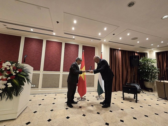 Dr. Vu Hoai Chuong Receives Hungary's Knight Cross Order