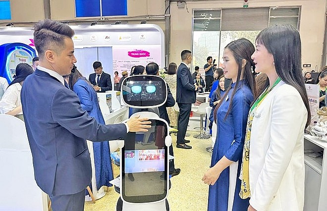 Service robots in the tourism sector introduced at the Hanoi International Tourism Fair (VITM) 2025. (Photo: hanoimoi.vn)
