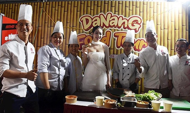 Da Nang Tourism Ambassador, Miss International 2024 Huynh Thi Thanh Thuy spreads Da Nang cuisine at the Da Nang Food Tour 2025. (Photo: VNA)