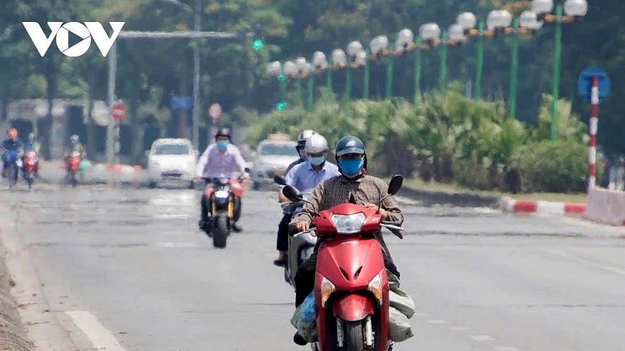 A scorching heatwave sweeping across Northern and Central Vietnam is reaching its peak, with temperatures reaching close to 40°C.