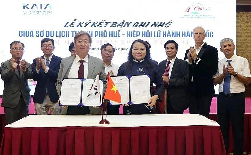 Hue city Department of Tourism signs a memorandum of understanding with the Korea Association of Travel Agents. (Photo: VNA)