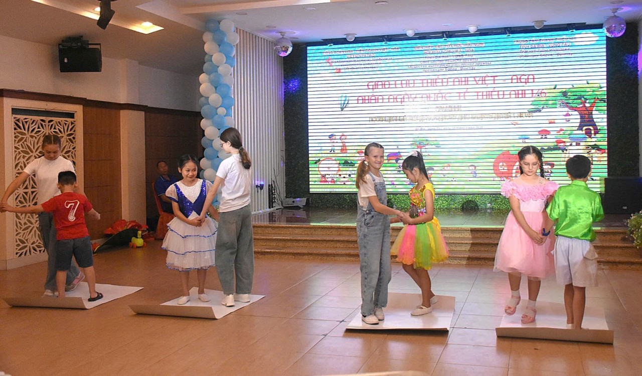 Over 200 Vietnamese and Russian Children Join “Red Scarf Of Friendship”