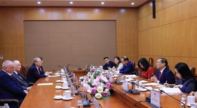 Member of the Communist Party of Vietnam (CPV) Central Committee and deputy head of its the Commission for Information, Education and Mass Mobilisation Lai Xuan Mon holds talks with Hungarian Socialist Party President Komjáthi Imre. (Photo: VNA)