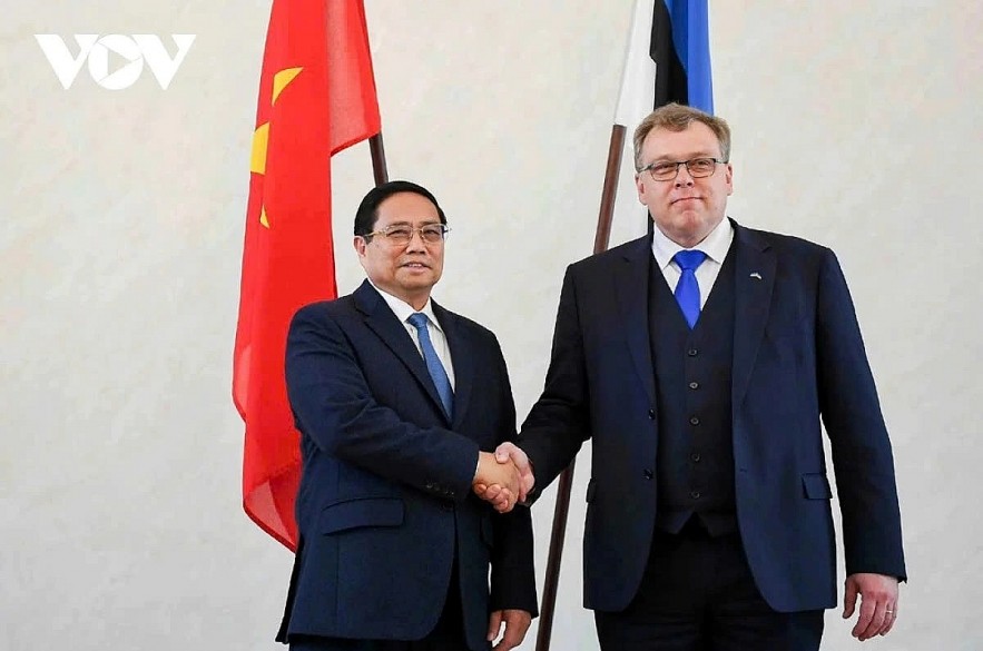 Vietnamese Prime Minister Pham Minh Chinh (L) and Estonian Parliament Speaker Lauri Hussar during their meeting in Tallinn on June 5.