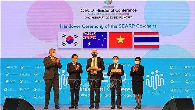 Representatives of Vietnam (second from right) and Australia (centre) receive the SEARP co-chairmanship at the handover ceremony in Seoul in February 2022. (Photo: VNA)