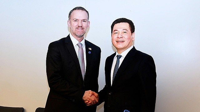 Minister of Industry and Trade Nguyen Hong Dien (R) meets U.S. Trade Representative Jamieson Greer, Paris, France, June 4, 2025.