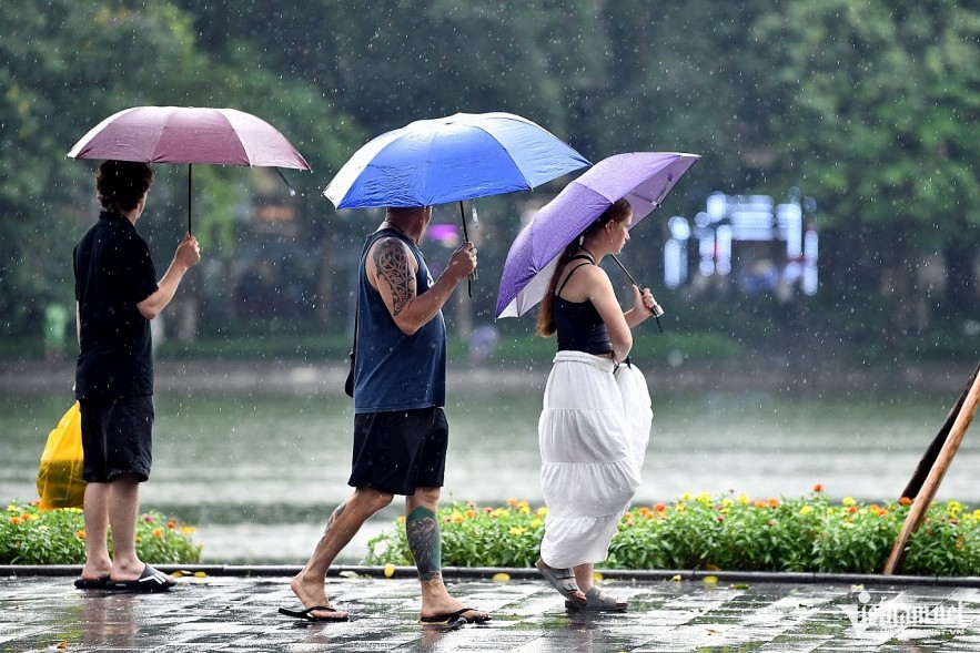 Rain is expected to return to Hanoi, with localized thunderstorms possible. Photo: Minh Hoang